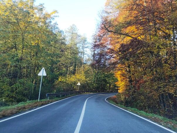 Mjestimično vlažan kolovoz, oprez zbog magle i odrona