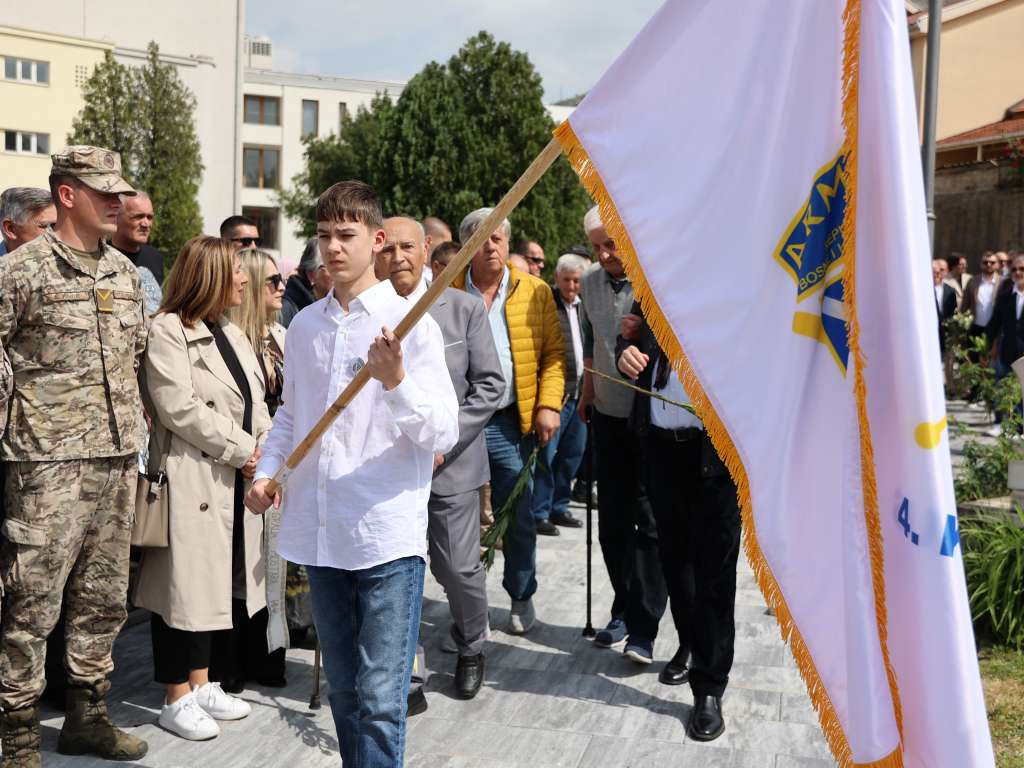 Mlade generacije nose zastave, veterani čuvaju sjećanje na Armiju RBiH