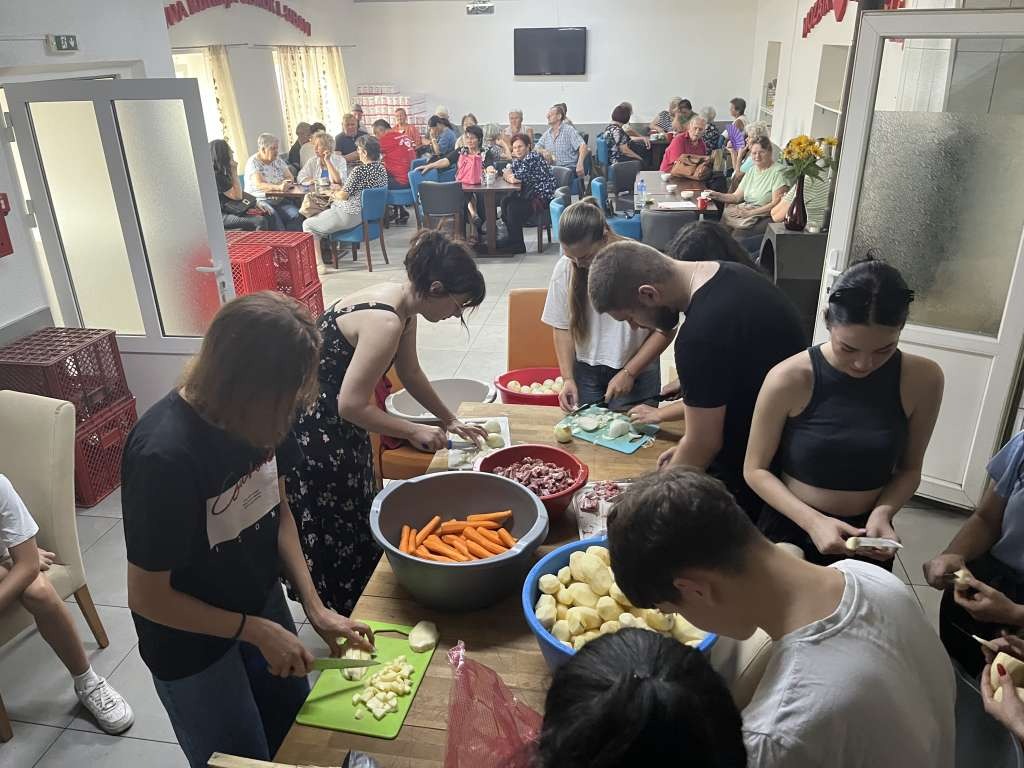 Mladi Banjolučani pripremili i podijelili 800 obroka u javnoj kuhinji "Obrok ljubavi"