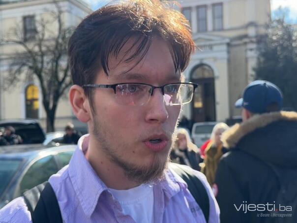 Mladi učenik održao snažan govor na protestima: Ja sam inat bosanski!