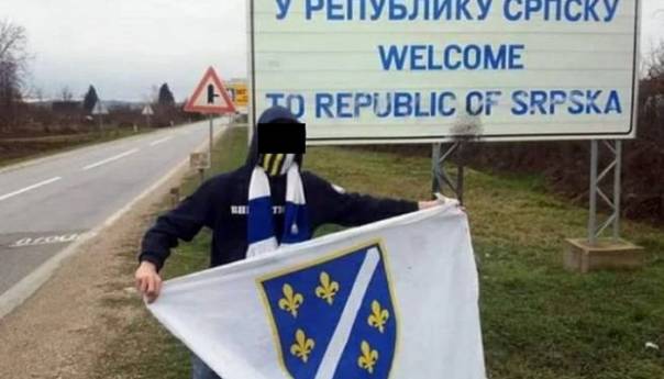 Mladić kažnjen zbog isticanja zastave RBiH ispred table "Dobrodošli u RS"