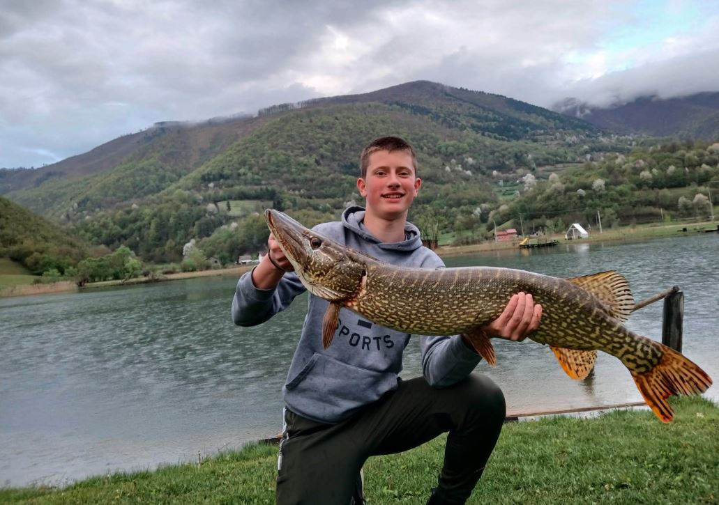 Mladić u dolini rijeke Plive izvukao štuku od skoro sedam kilograma