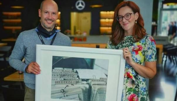 Mlinarević direktoru Mercedesa darovala fotografiju iz tvornice u Srebrenici