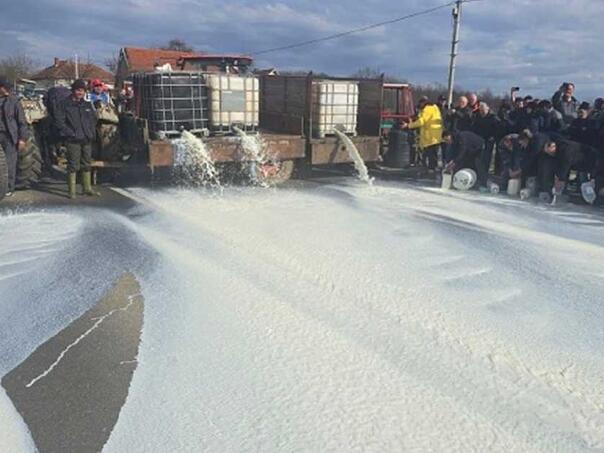 Mljekari blokirali Ibarsku magistralu: Prosuto 5.000 litara mlijeka