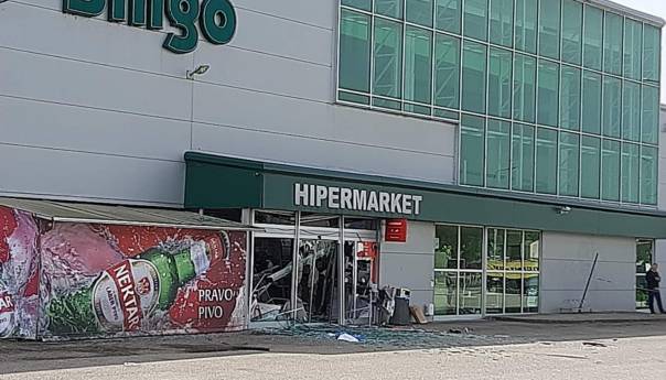 Modriča: Lopovi minirali i opljačkali bankomat