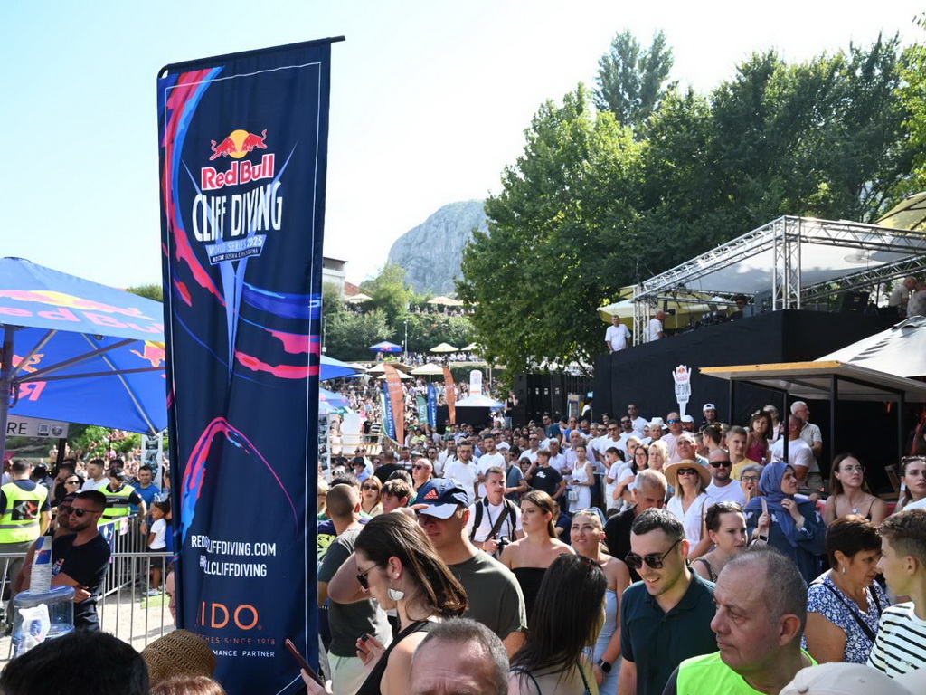 Mostar je krcat: Turisti vozom stigli na Red Bull Cliff Diving