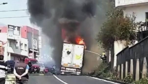 Mostar: Kamion se zapalio u vožnji, blokiran saobraćaj na magistralnom putu M-17