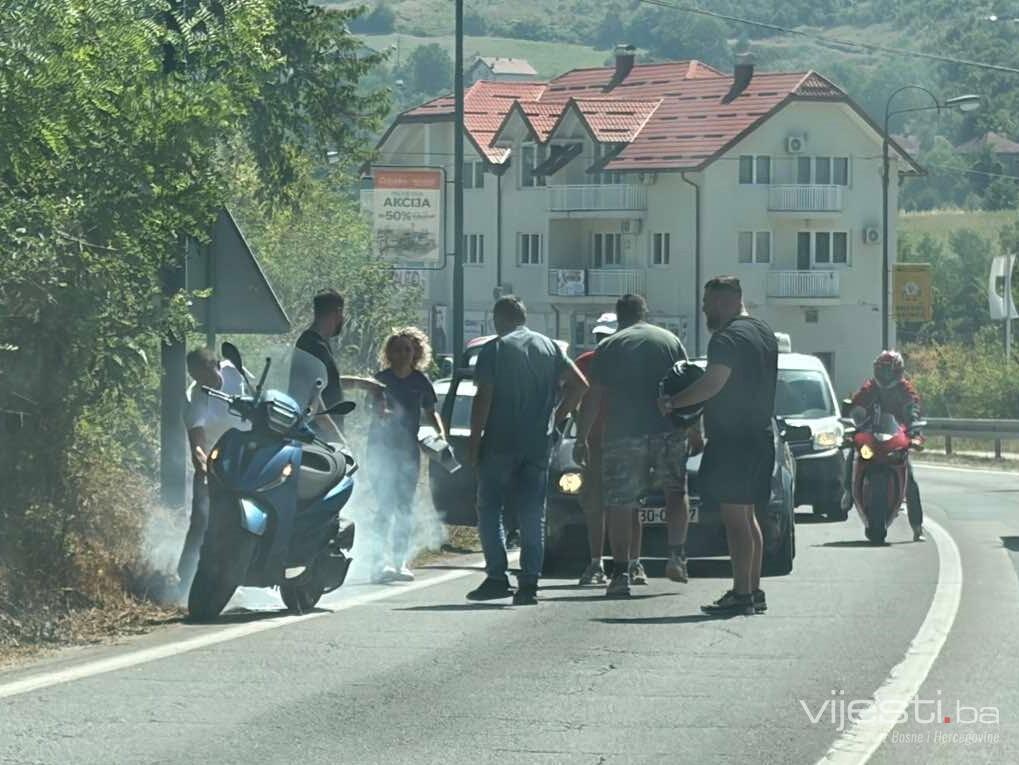 Motocikl planuo u vožnji, prolaznici gasili požar
