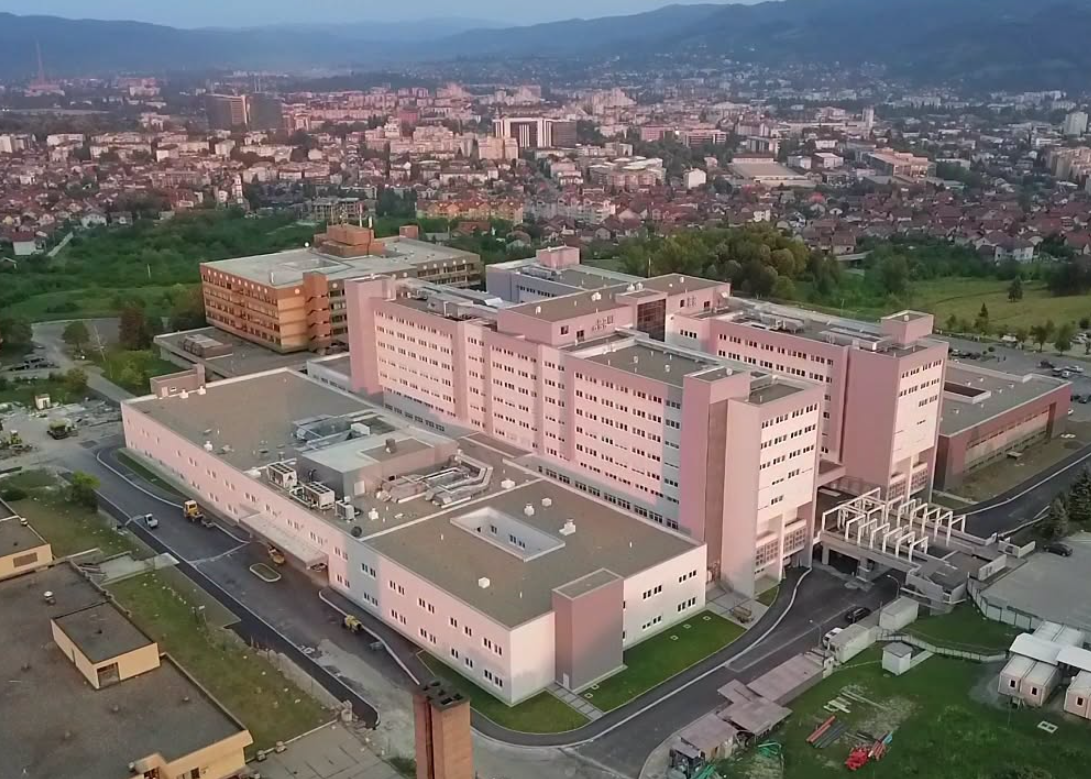 Motociklista teško povrijeđen u sudaru sa radnom mašinom, hitno prevezen na UKC RS