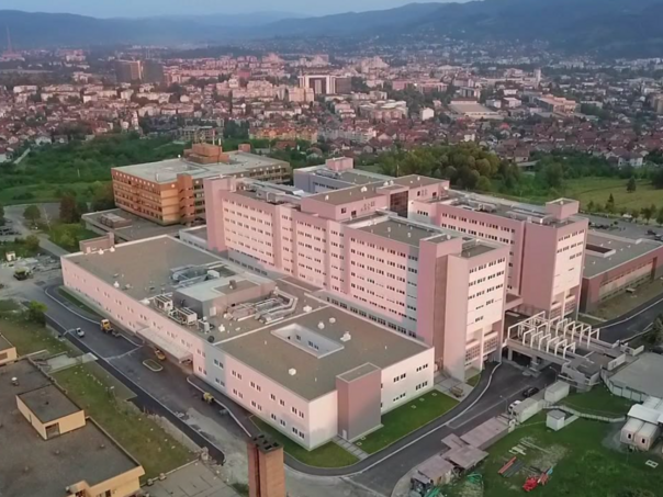 Motociklista teško povrijeđen u sudaru sa radnom mašinom, hitno prevezen na UKC RS