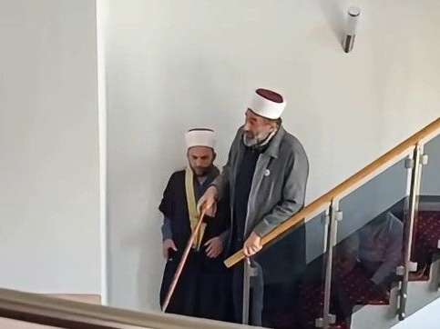 Muftija Jusufspahić prekinuo hutbu u džamiji u Zemunu: Objavljeni snimci incidenta