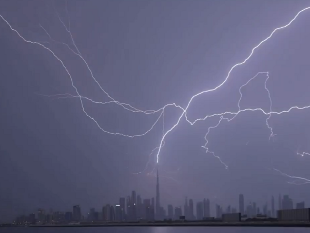 Munja pogodila najvišu zgradu na svijetu, Dubai pod vodom