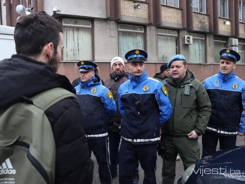 MUP KS: Pet učesnika protesta privedeno