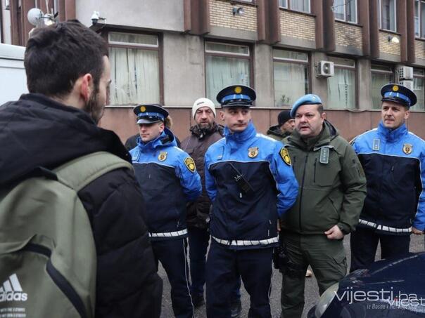 MUP KS: Pet učesnika protesta privedeno