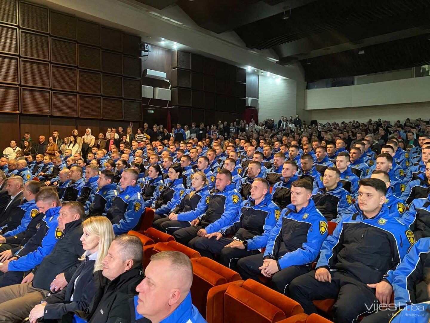 MUP TK dobio 128 novih policijskih službenika, najbolji kadet Adin Hodžić