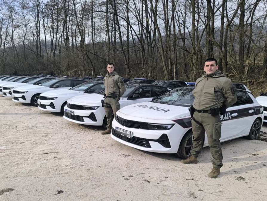 MUP-u SBK uručeno 25 novih službenih vozila marke Opel Astra