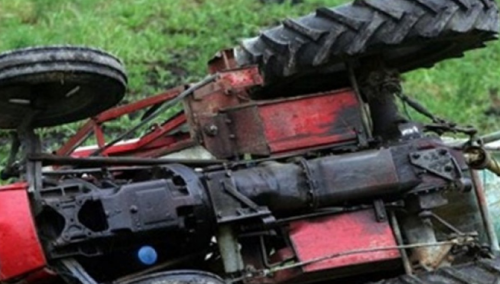 Muškarac poginuo prilikom prevrtanja traktora