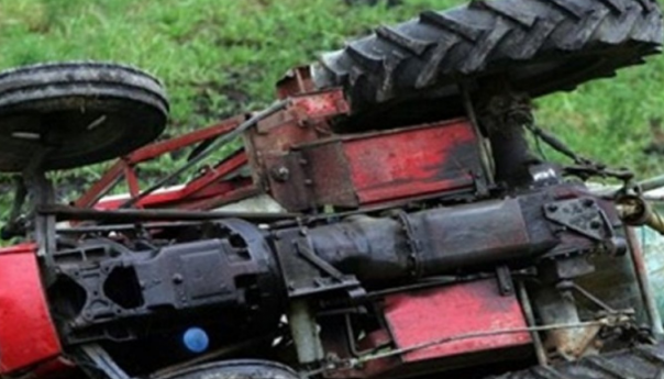 Muškarac poginuo prilikom prevrtanja traktora