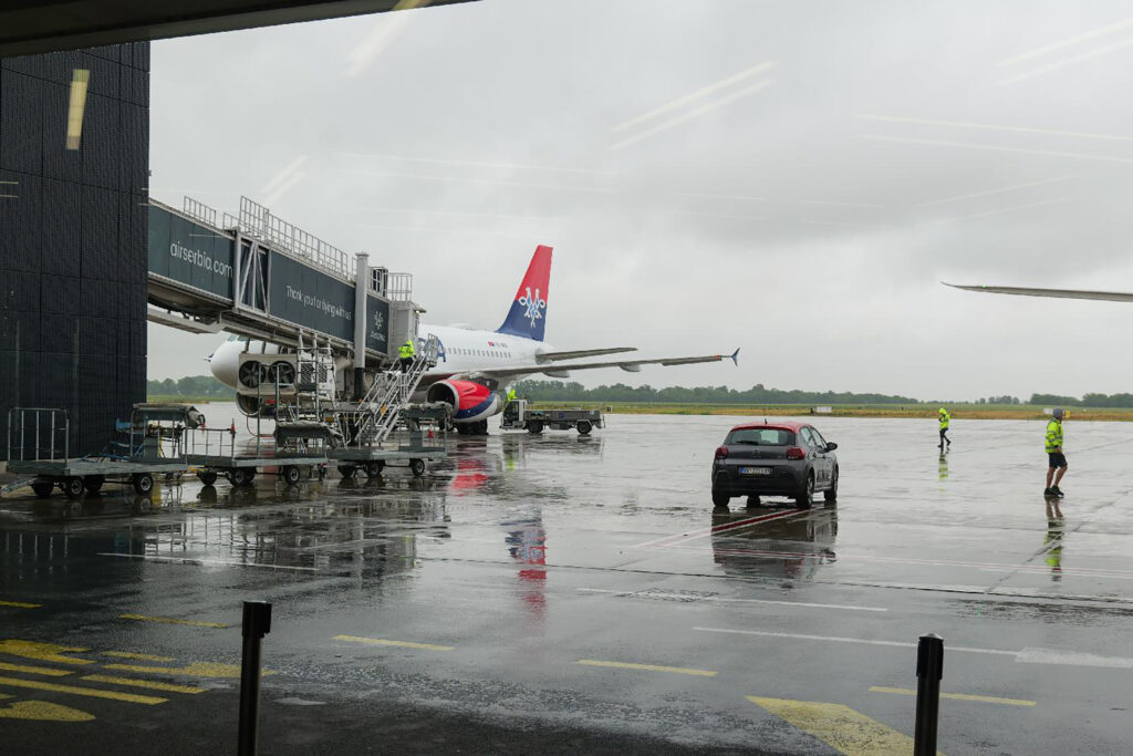 Muškarac preminuo na letu iz Čikaga za Beograd