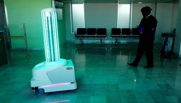 Na aerodromu "Heathrow" roboti vrše dezinfekciju