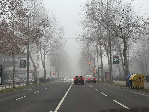 Na bh. cestama saobraća se po mokrom ili vlažnom kolovozu, magla po kotlinama