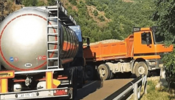 Na cesti maskirane osobe: Srbi postavili barikade, Kosovo zatvorilo granične prelaze