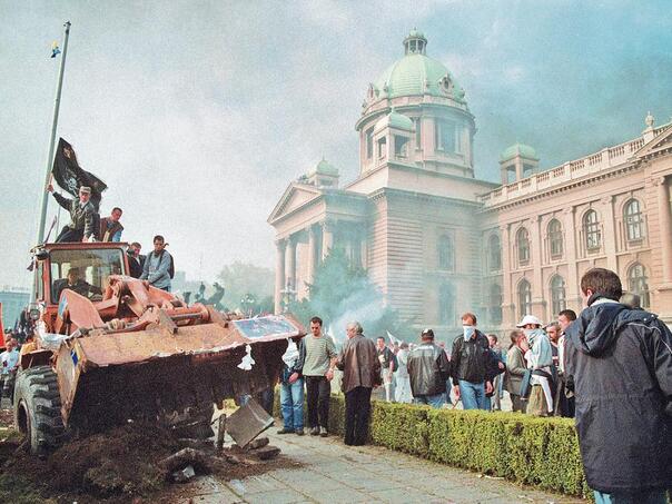 Na današnji dan srušen je Milošević, ali Srbija i danas vodi njegovu politiku