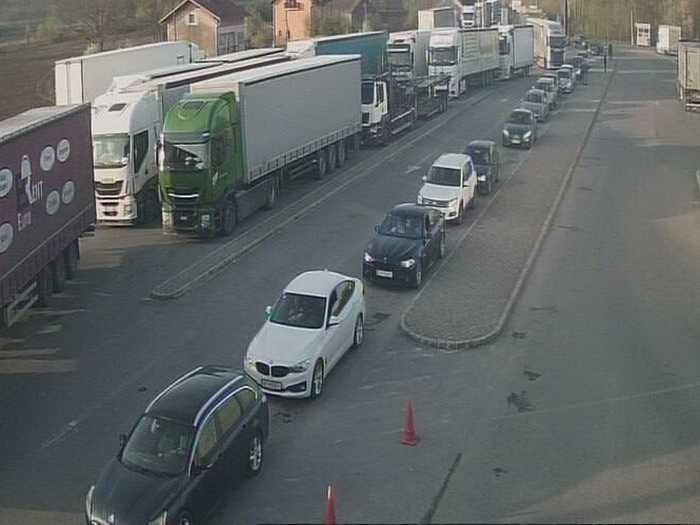 Na graničnim prelazima duge kolone vozila na izlazu iz BiH