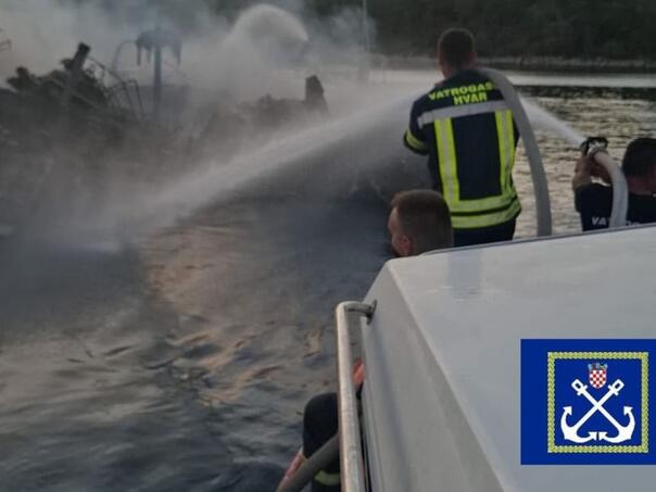 Na Hvaru izgorio katamaran i potonuo na morsko dno