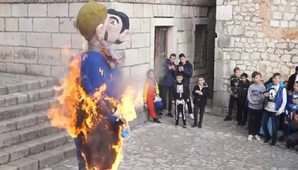 Na karnevalu u Imotskom spalili gej lutke s djetetom