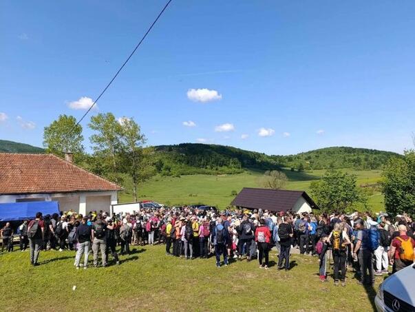 Na Manjači među više od 500 planinara beba i Milomir (91)