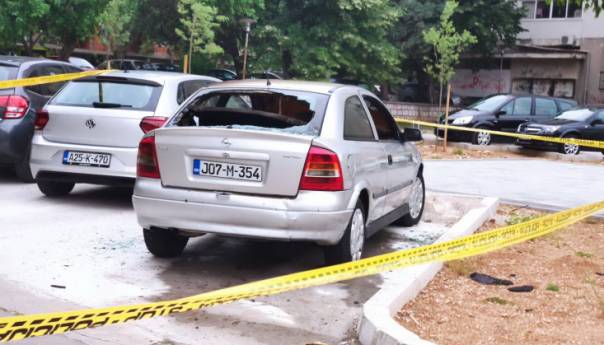 Na parkingu u Mostaru rano jutros izgorio automobil