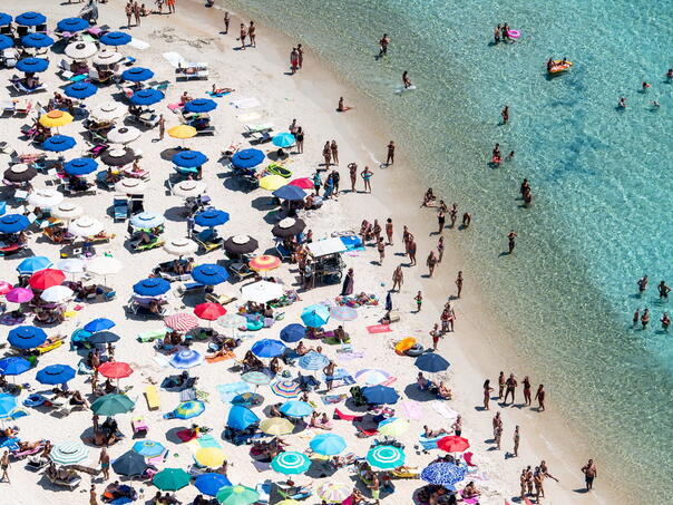 Na plaži na Sardiniji zabranjeni suncobrani