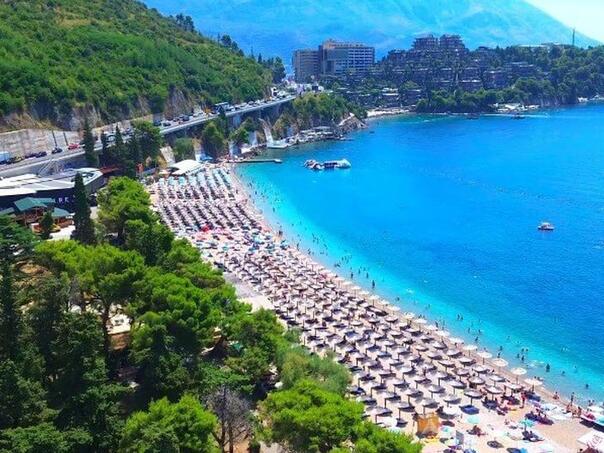 Na plaži u Budvi pronađeno beživotno tijelo muškarca