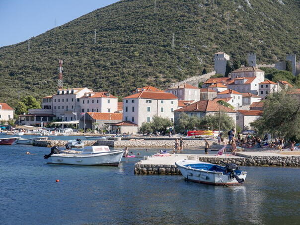Na plaži u Stonu more onečišćeno fekalijama