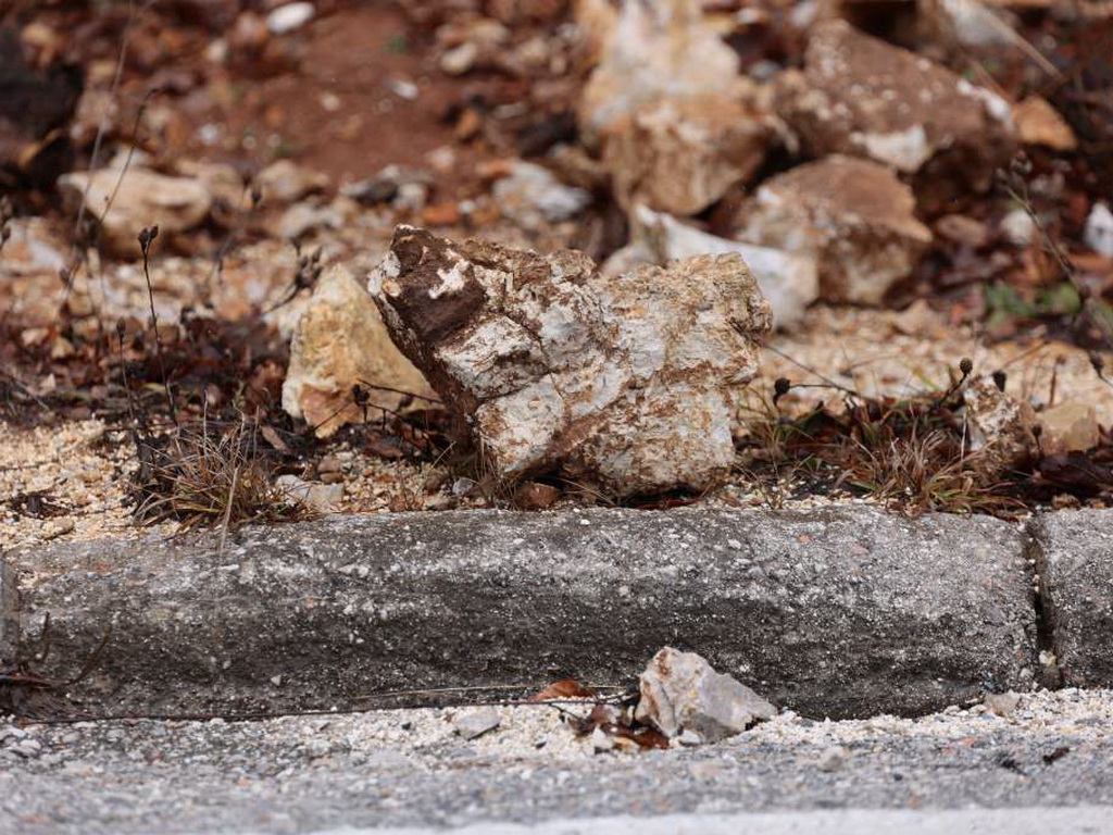 Na pojedinim dionicama vidljivost smanjena zbog magle ili niske oblačnosti, oprez zbog odrona
