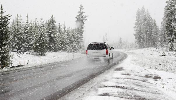 Na putevima u zapadnoj Bosni zimski uvjeti vožnje - snijeg i jak vjetar