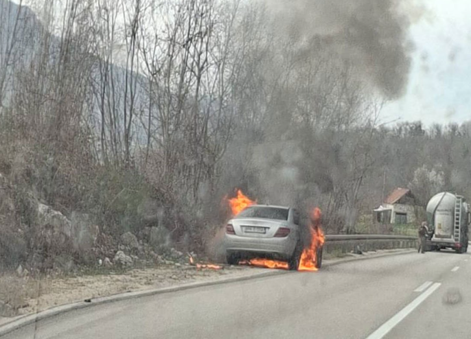 Na putu Banjaluka - Mrkonjić Grad gori vozilo