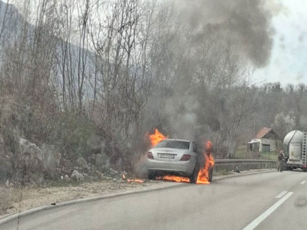 Na putu Banjaluka - Mrkonjić Grad gori vozilo