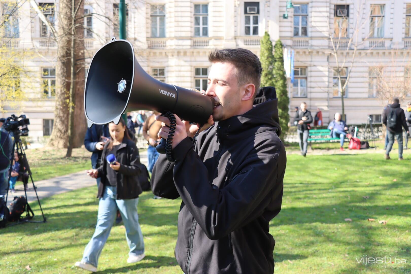 Na Skupštini KS pauza, bučne poruke ispred zgrade