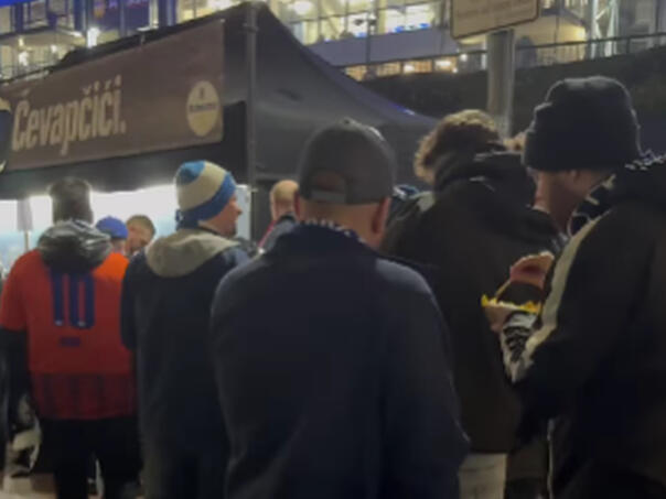Na stadionu Schalkea se prodaju ćevapi, gužve su ogromne