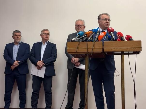 Na stolu dvije uredbe o minimalnoj plati i refundaciji doprinosa, ovo su detalji