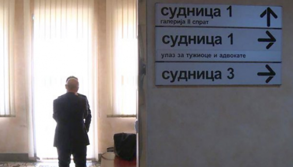 Na sudu u Vranju žena ubola drugu nožem