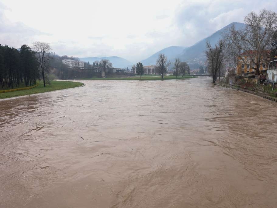 Nabujala rijeka odnijela most u Fojnici, stanje se stabilizira