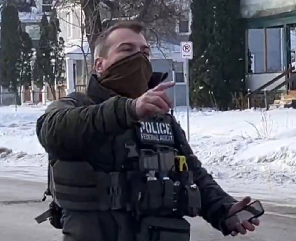 Nadležni: Agent ICE-a koji je upucao ženu bio je ozbiljno povrijeđen