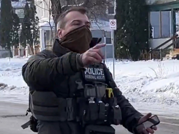 Nadležni: Agent ICE-a koji je upucao ženu bio je ozbiljno povrijeđen