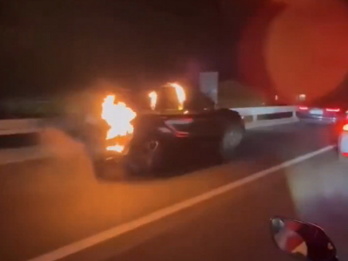 Nadrealna snimka kraj Omiša: Vozač u zapaljenom autu bježi od požara!