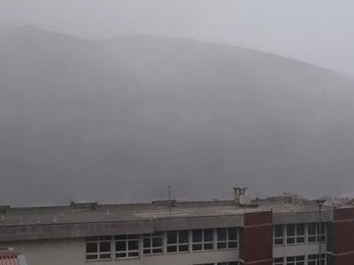 Najavljeno nevrijeme stiglo u Mostar, pljusak i udari vjetra