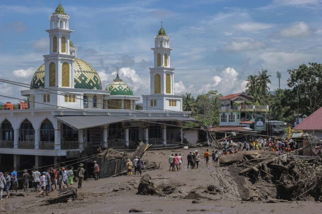 Najmanje 12 poginulih u poplavama u Indoneziji