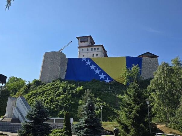 Najveća zastava BiH na kuli Husein-kapetana Gradaščevića